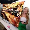 VIDEO: Novou OLED televizi od LG si můžete sami ohnout! (CES)