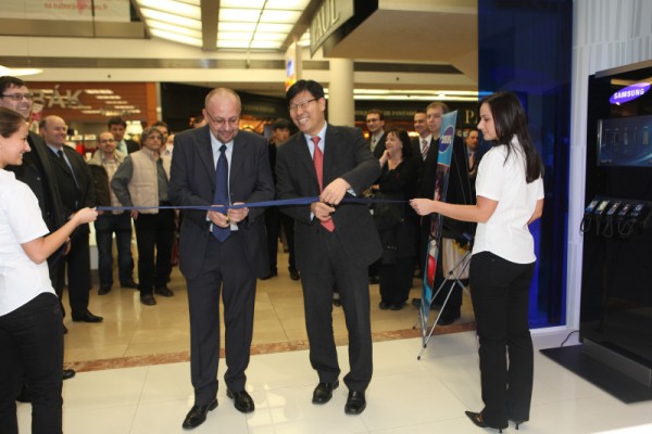 Samsung Centrum v Paláci Flora slavnostně otevřel Chang Jae Lee, generální ředitel Samsung pro Česko, Slovensko a Maďarsko
